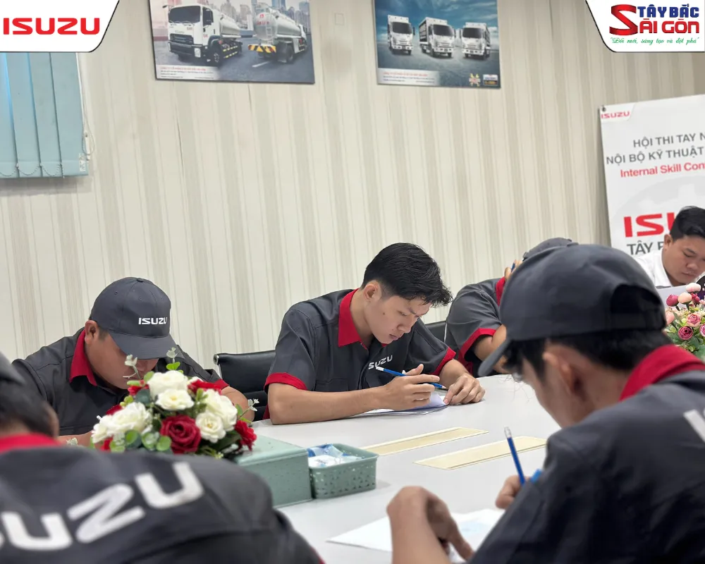Các thí sinh tập trung hoàn thành phần thi lý thuyết chuyên sâu về hệ thống điện và động cơ.