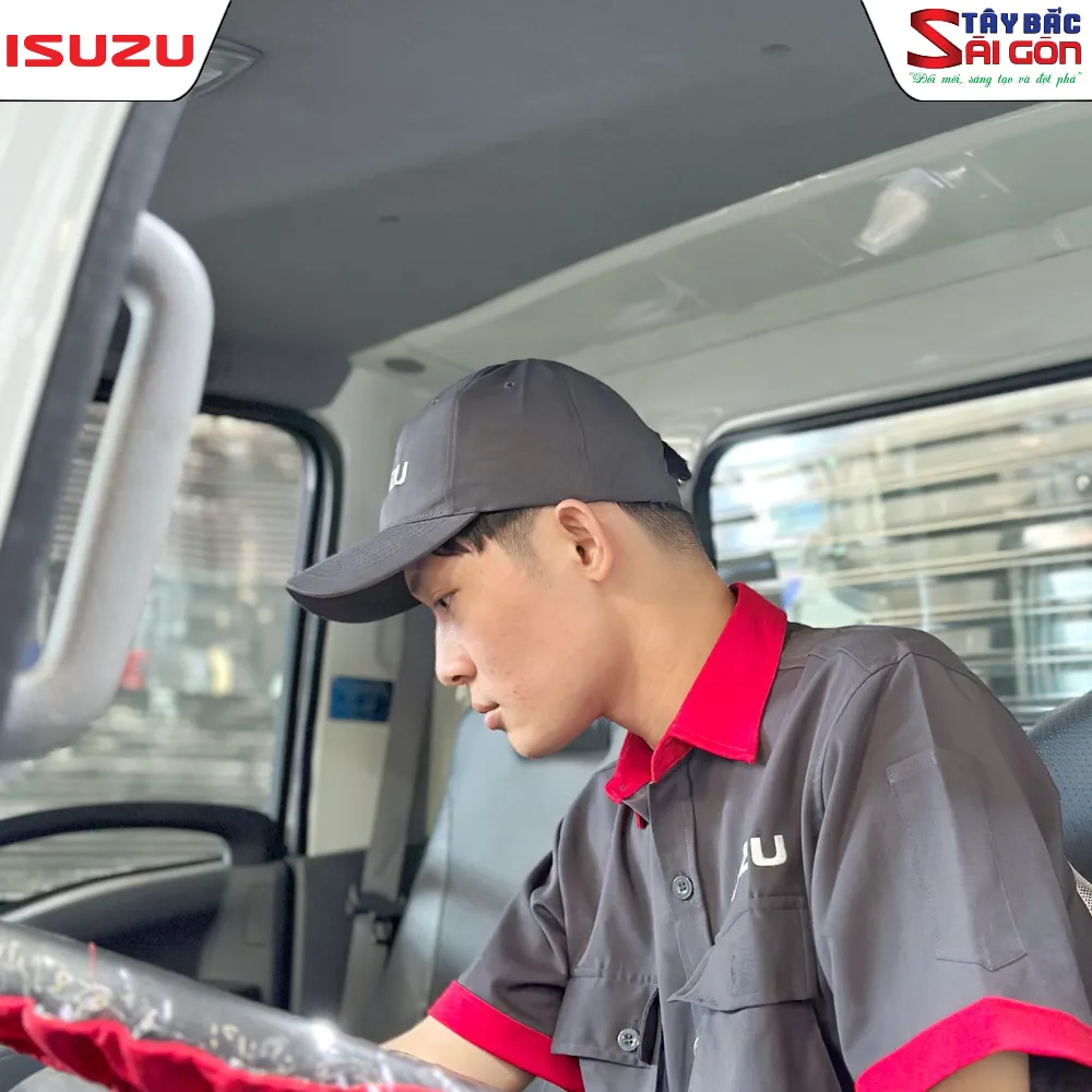 Kỹ thuật viên thực hành quy trình kiểm tra xe chuẩn Isuzu Việt Nam dưới sự giám sát từ IVC.