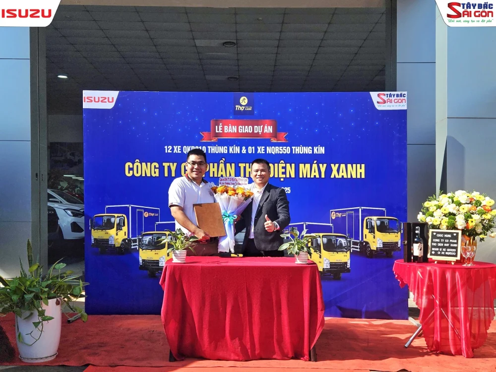 Hình ảnh bàn giao lô 13 xe ISUZU cho Công ty THỢ ĐIỆN MÁY XANH