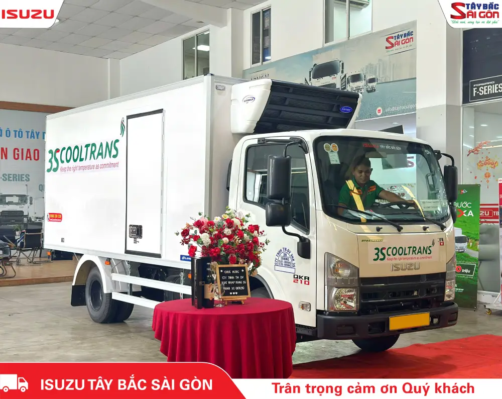 Bàn giao xe QKR210 thùng lạnh