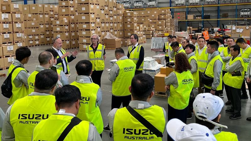 Các đại biểu từ Việt Nam tham quan & học hỏi tại Kho phụ tùng tại IAL