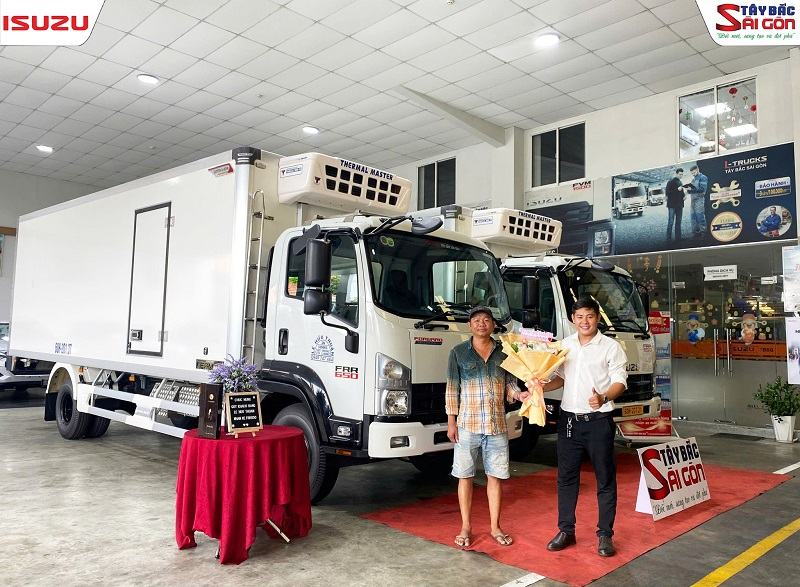 Khách mua ô tô sẽ được hưởng lợi nhờ chính sách giảm 2% thuế GTGT