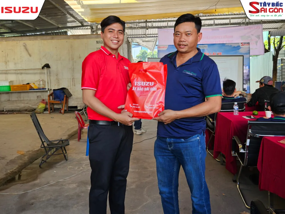 Các bác tài tích cực tham gia buổi huấn luyện lái xe tiết kiệm