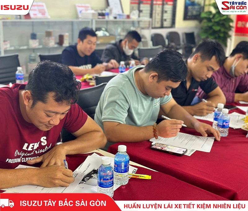 Các tài xế TDL tham gia bài thi sau buổi đào tạo