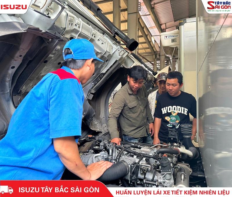 Kỹ thuật viên của ISUZU Tây Bắc Sài Gòn hướng dẫn kiểm tra xe 