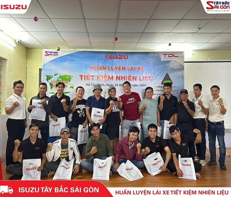 Các tài xế tham gia buổi huấn luyện lái xe tiết kiệm nhiên liệu