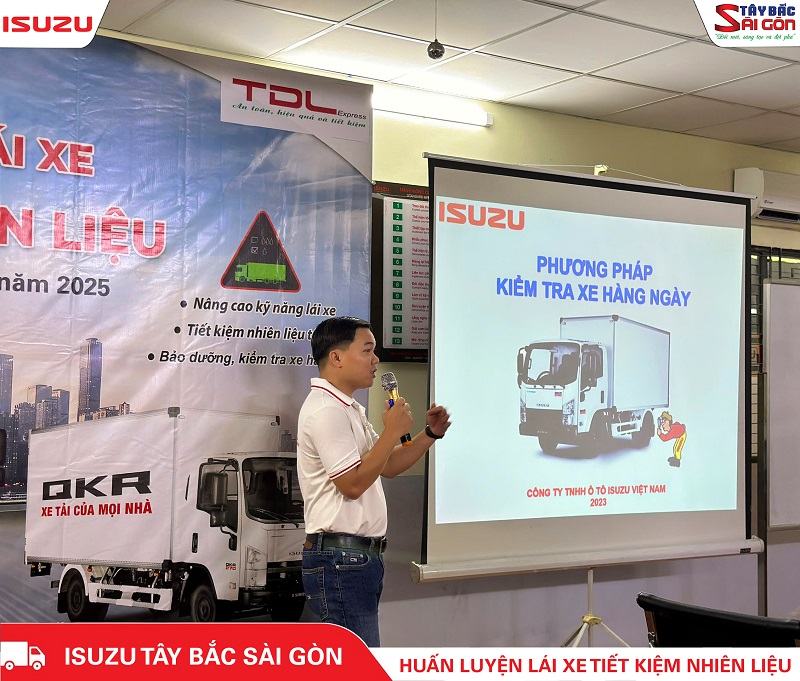 Đội ngũ chuyên viên cảu ISUZU Tây Bắc Sài Gòn phụ trách hướng dẫn