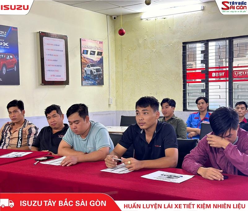 Các tài xế TDL tham gia bài thi sau buổi đào tạo