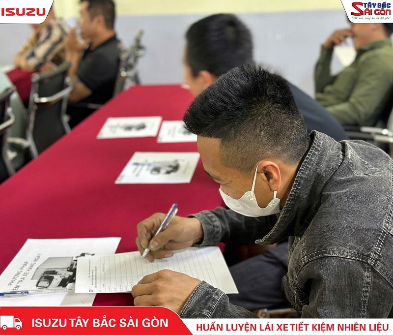 Các tài xế TDL tham gia bài thi sau buổi đào tạo
