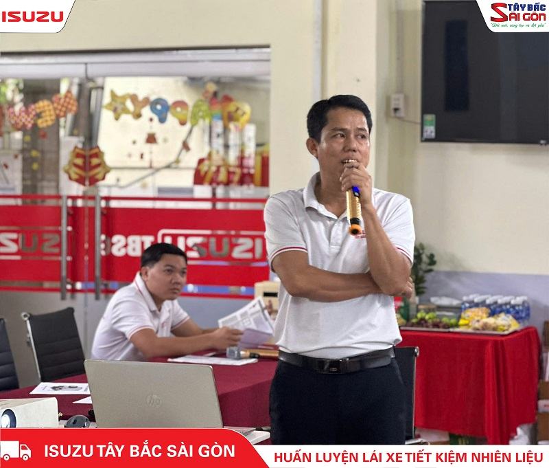 Đội ngũ chuyên viên cảu ISUZU Tây Bắc Sài Gòn phụ trách hướng dẫn