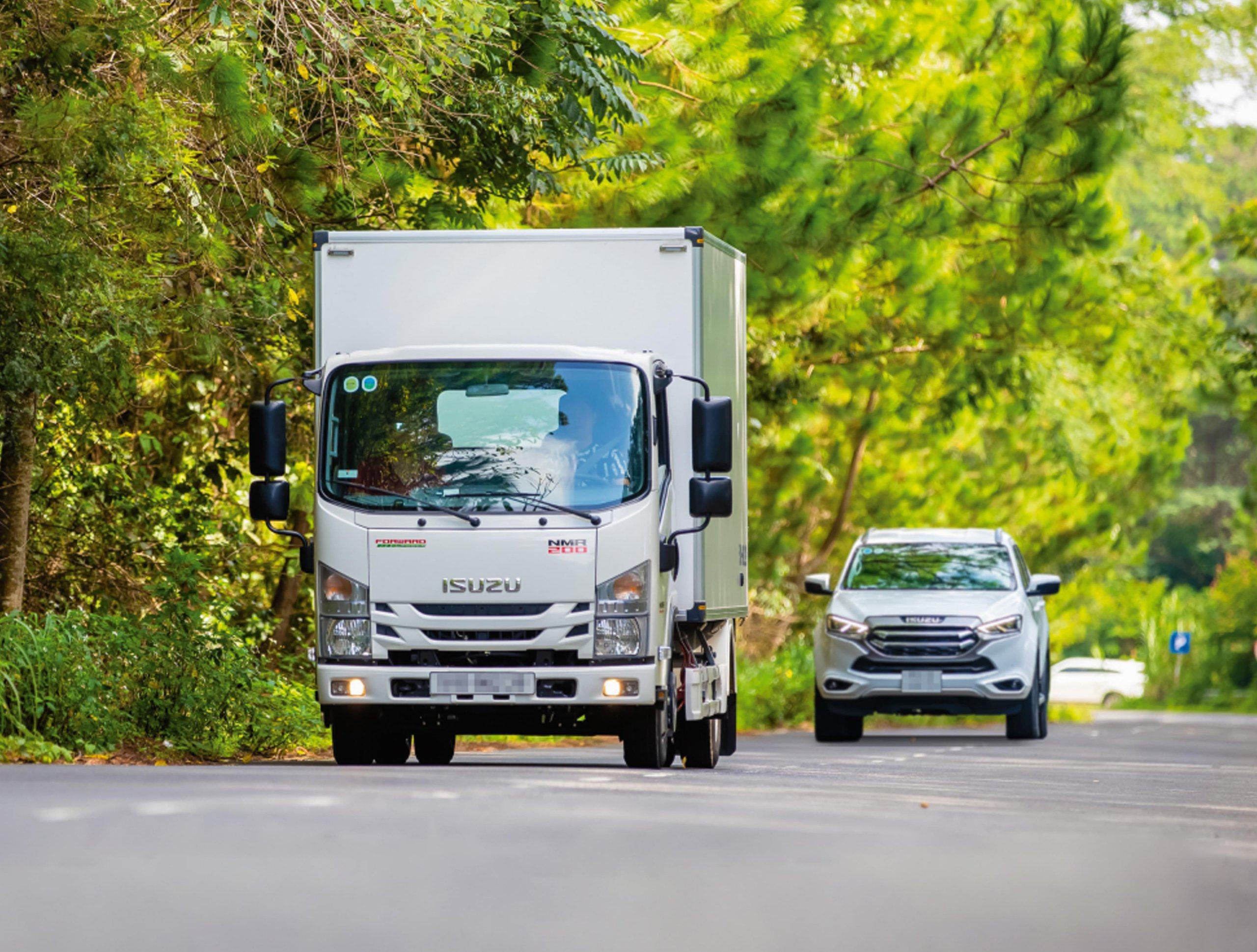 ISUZU MNR200 co nhiều ưu điểm so với xe tải số sàn
