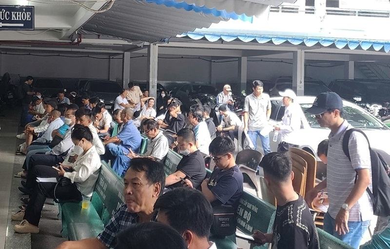 Người dân mệt mỏi vì chờ đợi được đổi GPLX