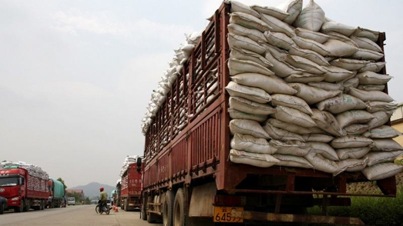 Những chiếc xe quá tải là nỗi lo sợ trên xa lộ