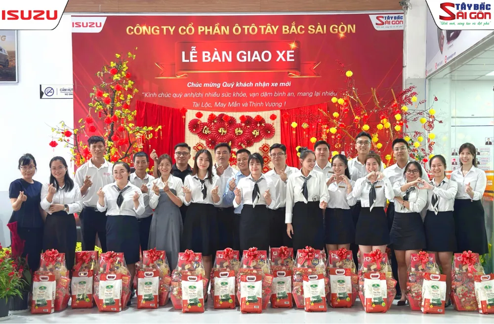 CBNV nhận quà Tết ISUZU Tây Bắc Sài Gòn