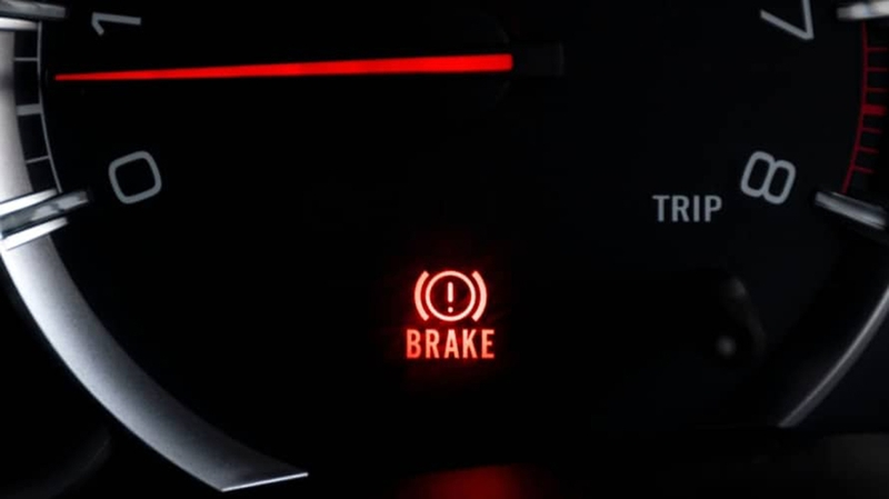 Trạng thái đèn phanh tay sáng đỏ liên tục