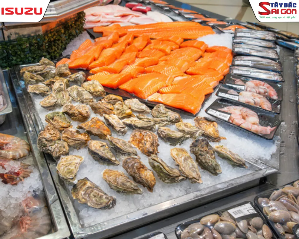 Thủy hải sản tươi sống tôm cá cần vận chuyển bằng ô tô đông lạnh có hệ thống oxy.
