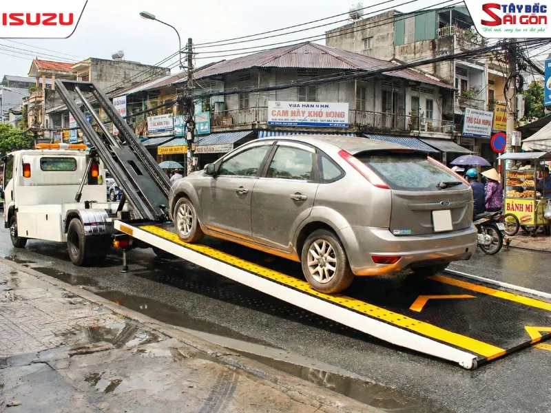 ISUZU NQR550 với thiết kế sàn trượt sát đất giúp vận chuyển xe du lịch an toàn