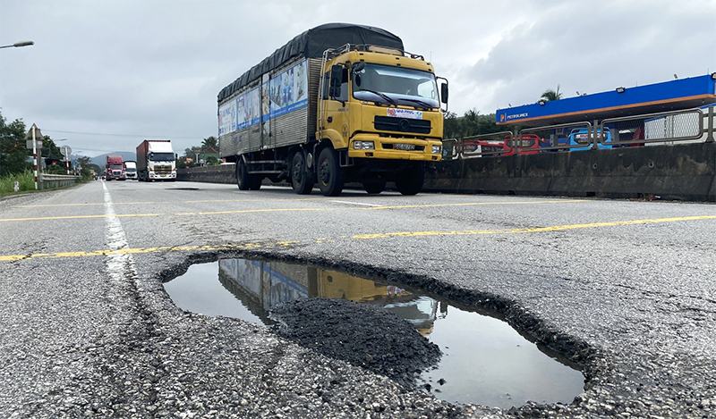 Xe quá tải gây hư hỏng cầu đường